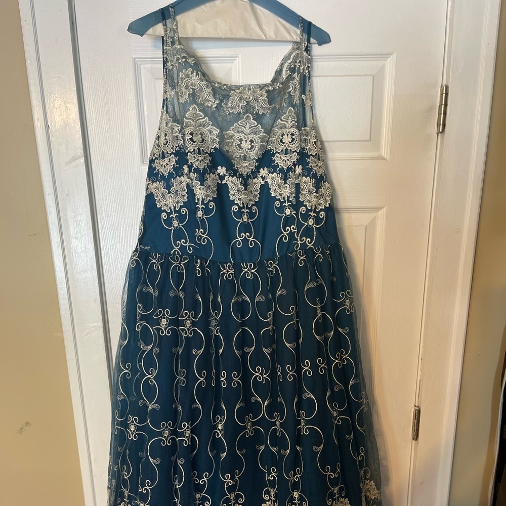 Plus sized dress for that special occasion UK 24 would equate to a US size 20-22